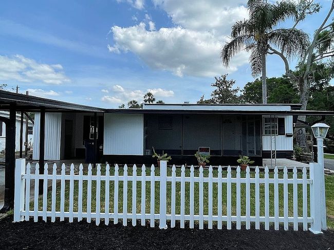 7 Edgewater Dr, Tavares, FL