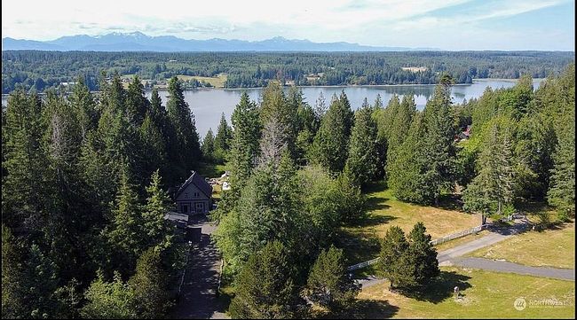 Photo of 51 E Oakland Bay Dr, Shelton, WA