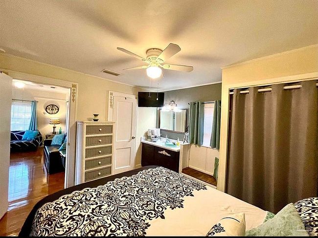 Image of 7 Broadmoor Ln