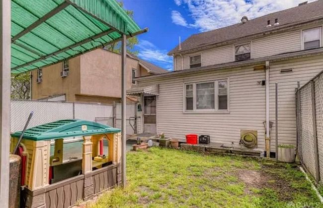 Image of 583 Chestnut St