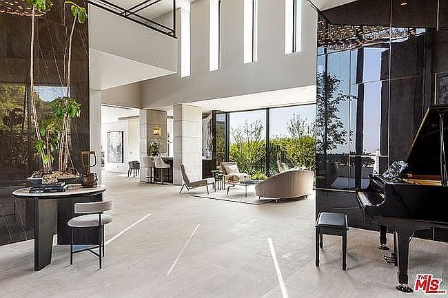 Photo of 1426 Summitridge Dr, Beverly Hills, CA
