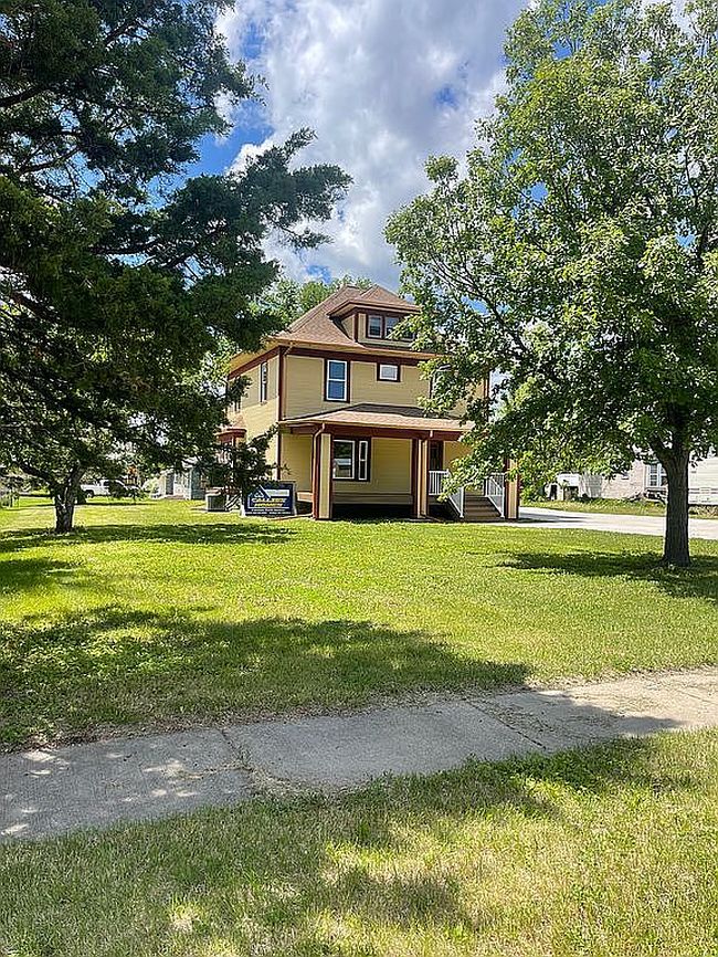 Photo of 103 N Section Line St, Howard, SD