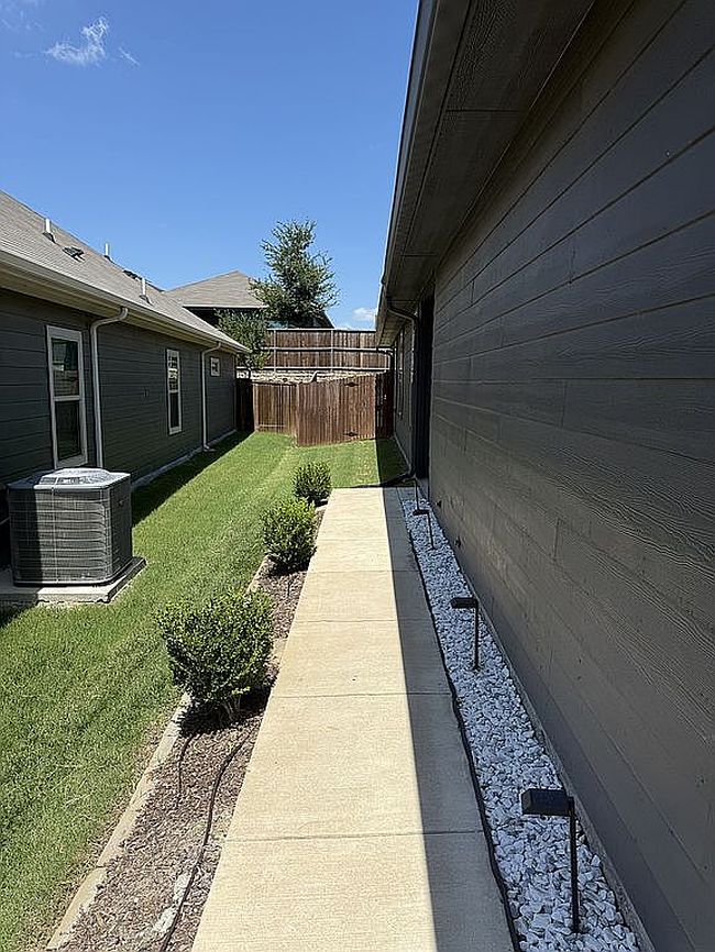 Photo of 1652 Briar Hunt Dr, Forney, TX