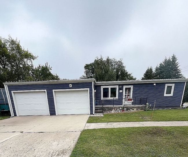 604 2nd St W, Lakota, ND