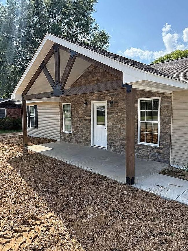 Photo of 105 Estes Dr, Scott City, MO