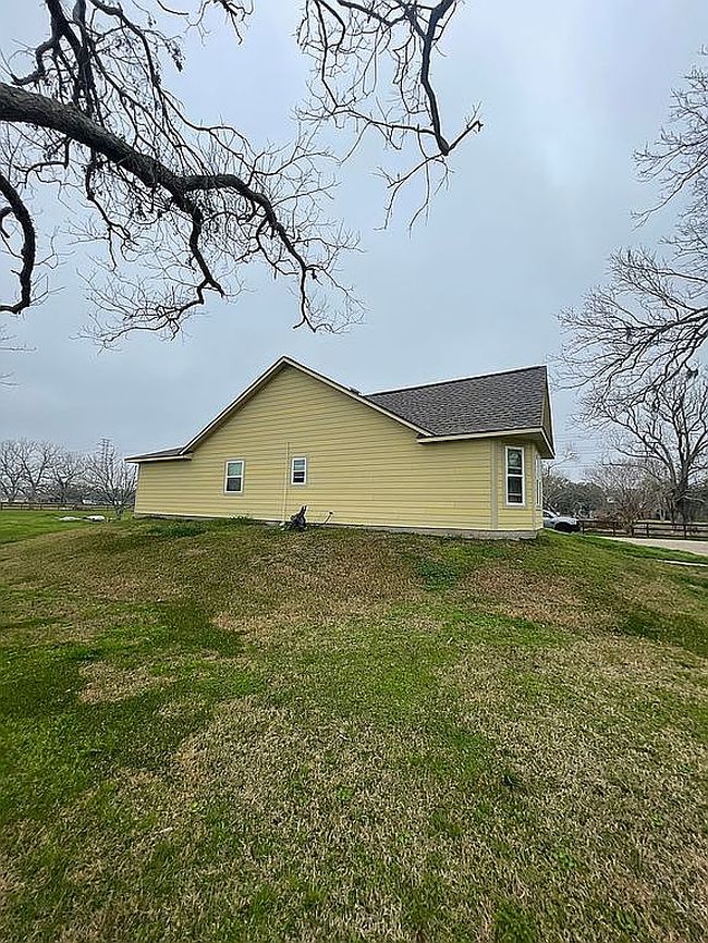 Photo of 720 Winchester Trl, Angleton, TX