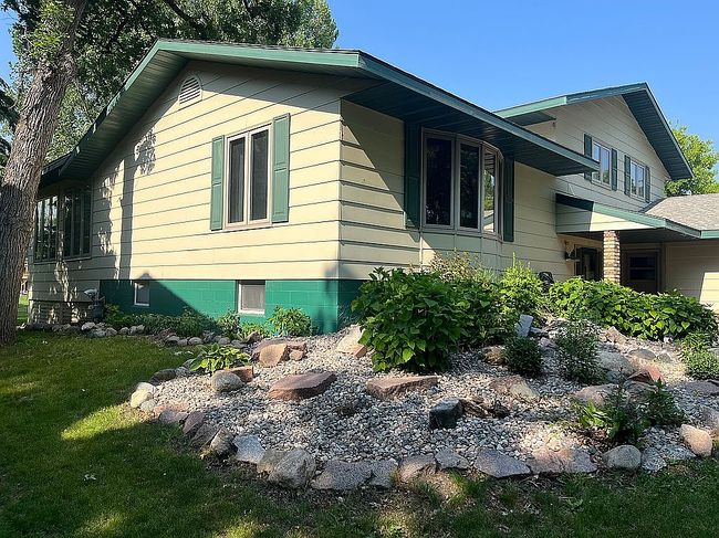 Photo of 1704 20th St Nw, East Grand Forks, MN