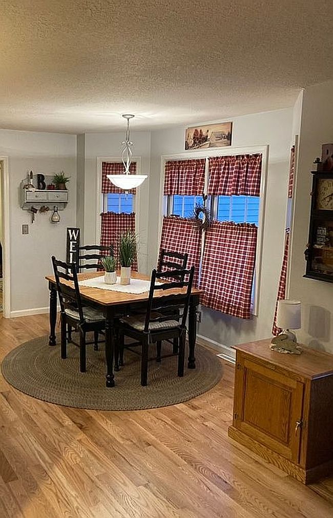 Photo of 18 Meadowview Est, Mattoon, IL