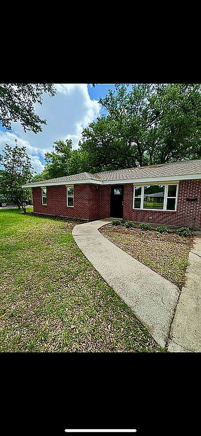 Image of 829 Bluebonnet St