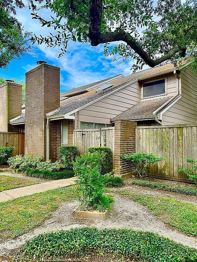 Photo of 13845 Hollowgreen Dr, Houston, TX