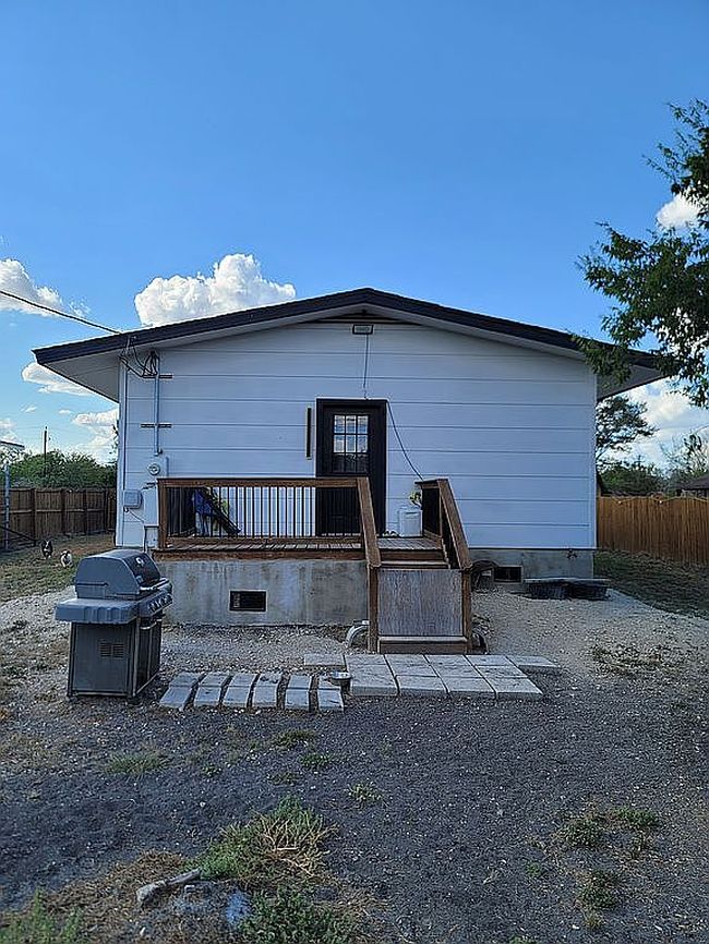 Photo of 16066 Brewster St, La Coste, TX
