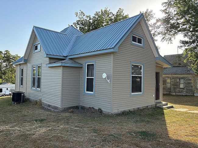 Image of 335 E Short St