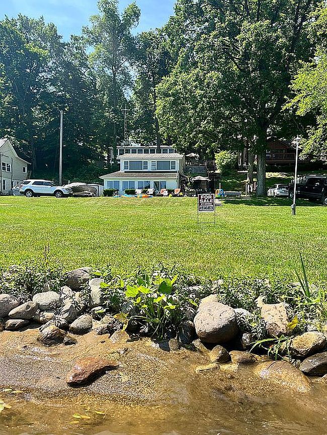 Photo of 9911 Lake Dr, Montgomery, MI