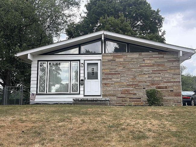 Photo of 2863 Burnside St, Akron, OH