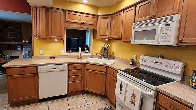 Photo of 23017 Hawthorne St, Farmington, MI