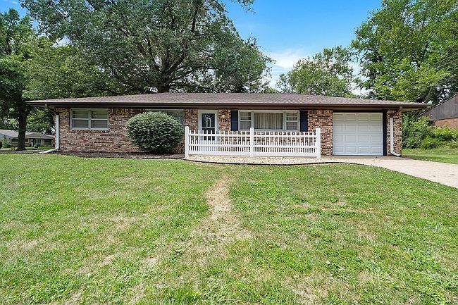 Photo of 1701 Kenmar Dr, Manhattan, KS