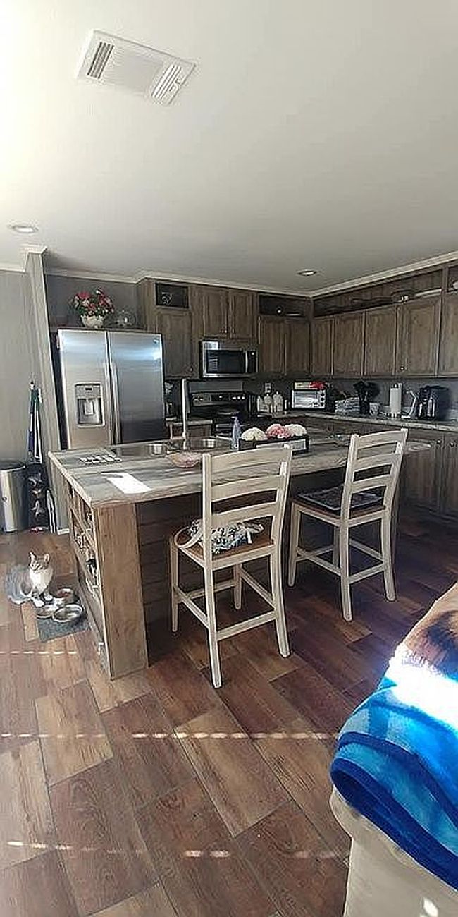 Additional photo 3 of property located at 930 Taylor Dr