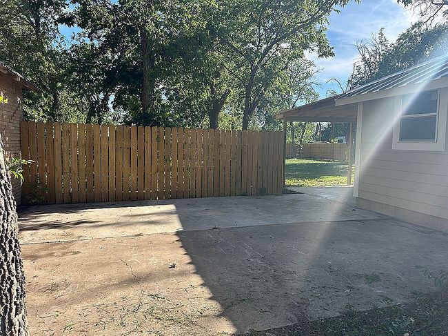 Image of 105 E Travis St