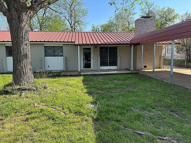 Photo of 107 Hughes Ave, Hugo, OK
