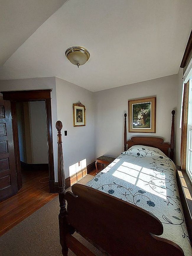 Image of 1380 Lower Valley Rd