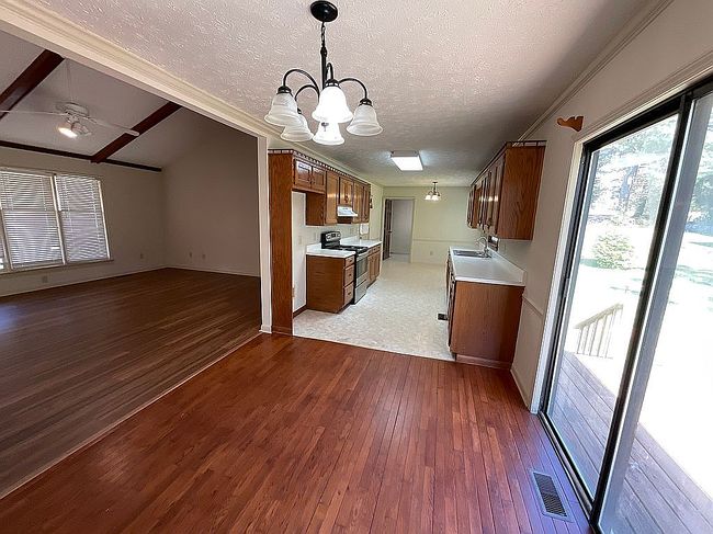 Image of 2209 S Oaks Dr