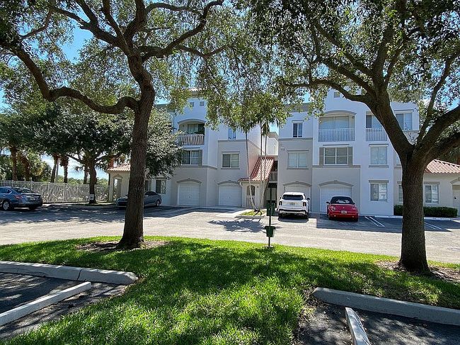 Additional photo 2 of property located at 11032 Legacy Dr Apt 203