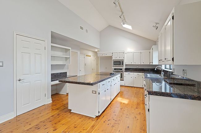 Photo of 102 La Quinta Ct, Broussard, LA