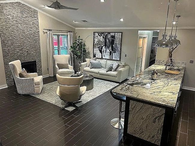 Additional photo 1 of property located at 8 W Prairie Dunes Ct