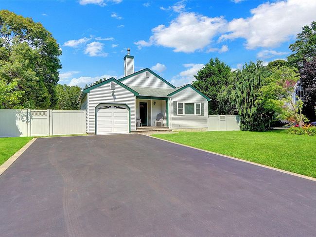 Photo of 11 Winnecomac Cir, Kings Park, NY