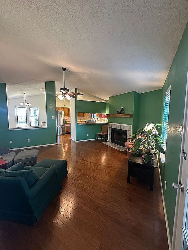 Photo of 400 Larchmont Way, Azle, TX
