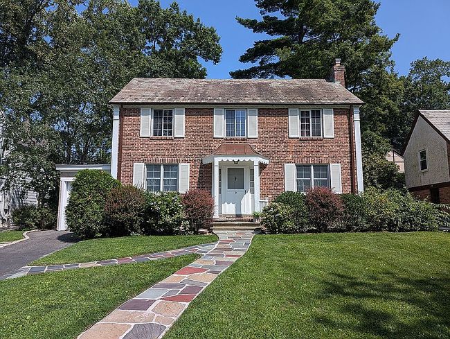 Photo of 9 Longview Pl, Great Neck, NY