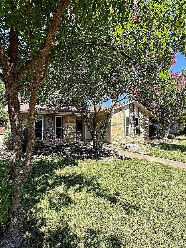 Photo of 4 Robins Nest Dr, Hickory Creek, TX