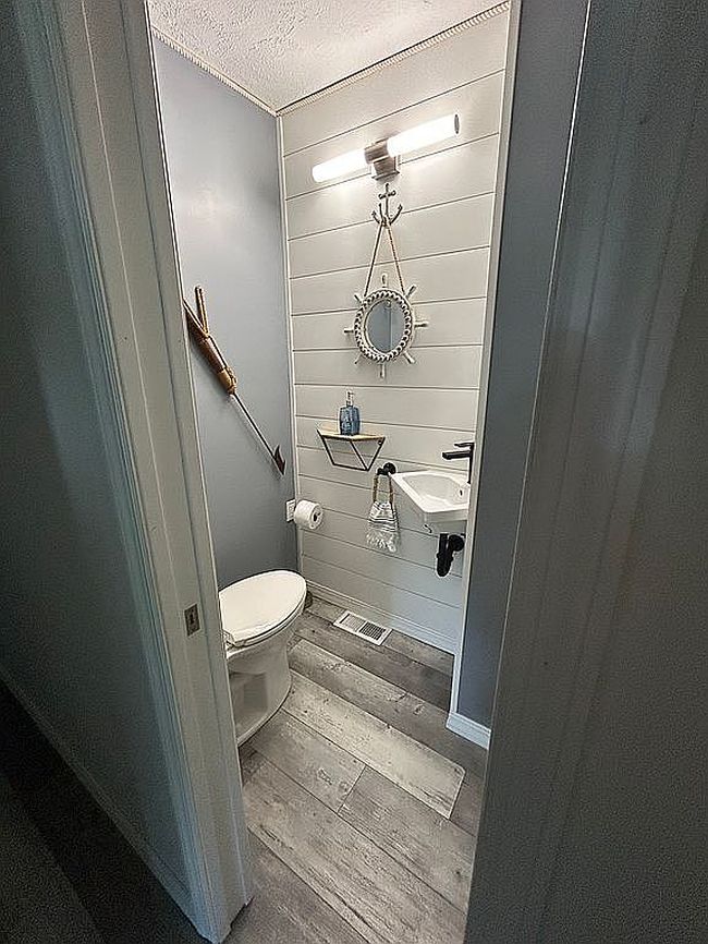 Photo of 784 Robinhood Dr, Aurora, OH