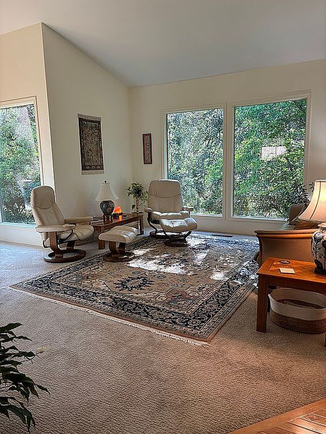 Photo of 535 Grandview Dr, Ashland, OR