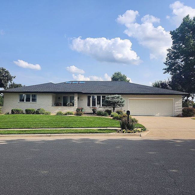 Photo of 3048 Arbor Hills Dr, Dubuque, IA