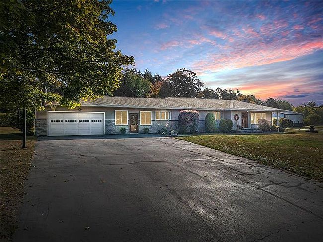 Photo of 266 Lake Shore Dr