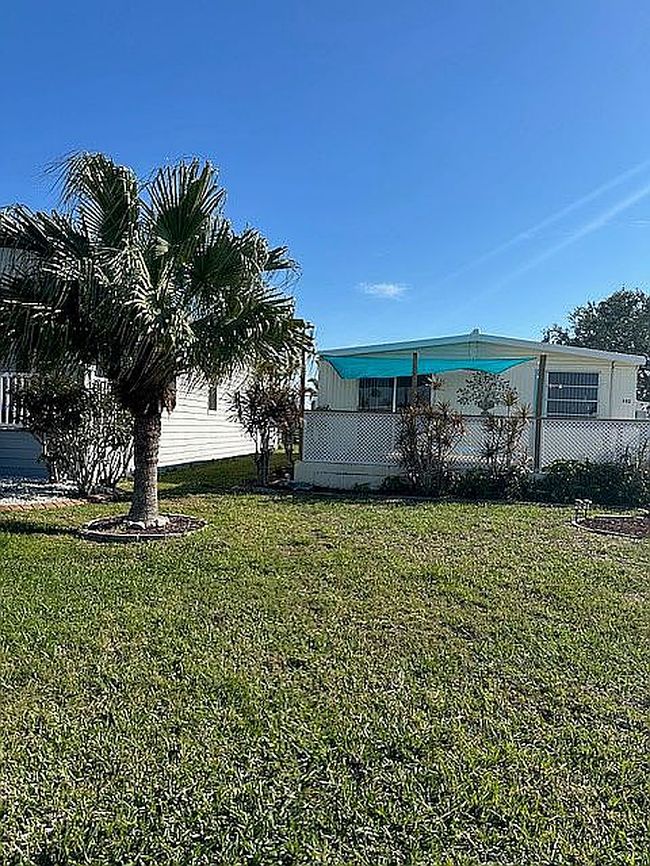 Photo of 952 Lucaya E, Venice, FL