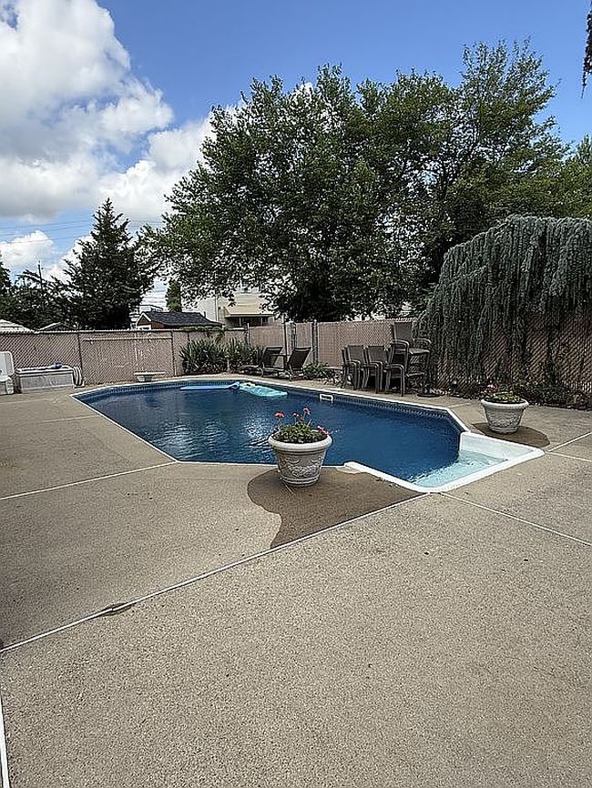 Photo of 16 Village Pl, Secaucus, NJ