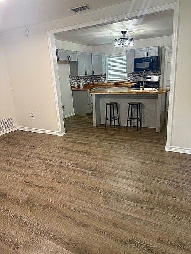 Photo of 611 N California St, Henrietta, TX
