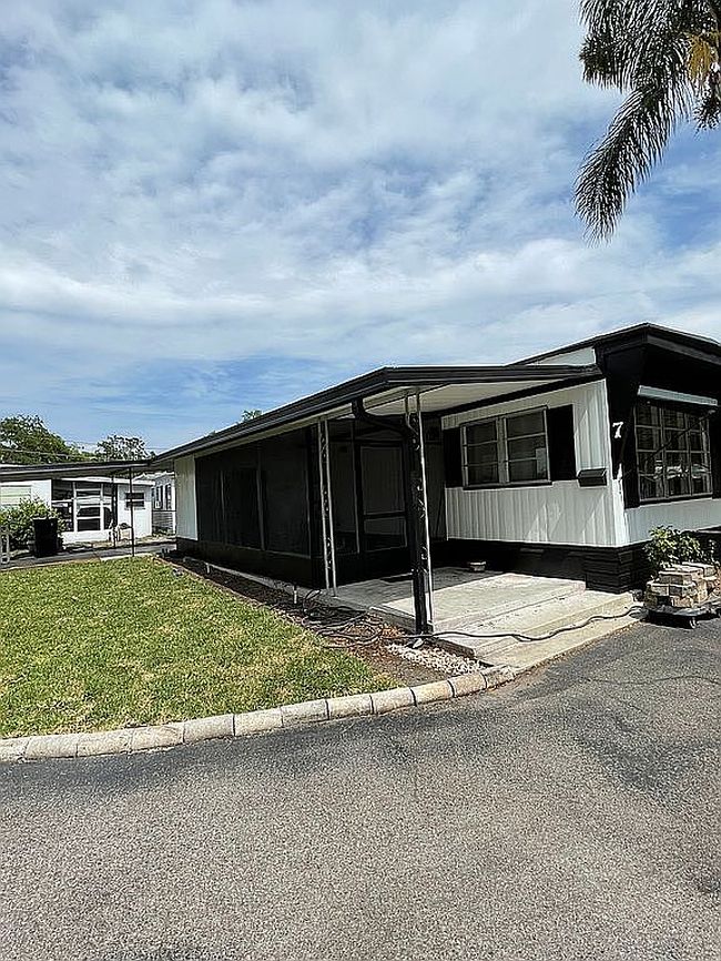 Image of 7 Edgewater Dr