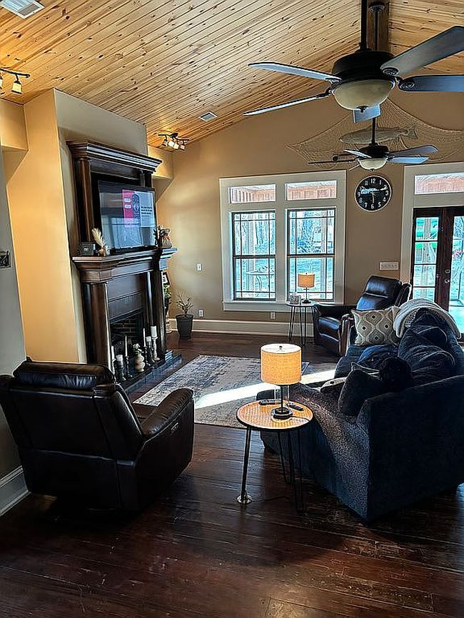 Image of 1089 River Rd