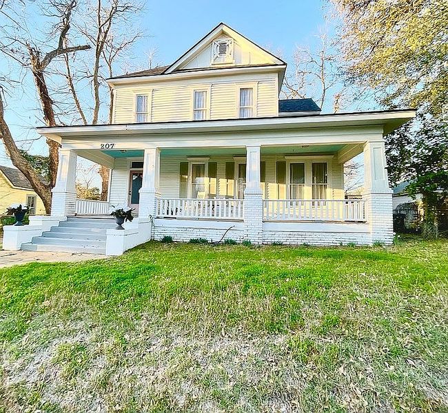 Photo of 207 W Reagan St, Palestine, TX