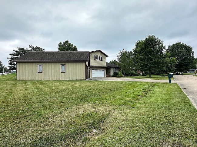 Photo of 1001 Meadowlark Dr, Carterville, IL