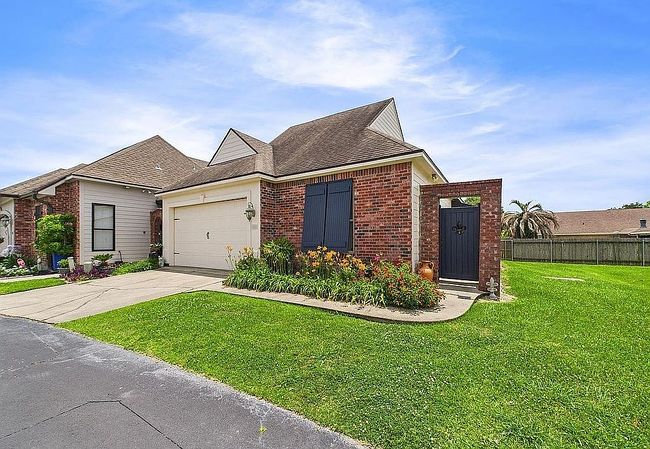 Photo of 102 Palm Springs Dr
