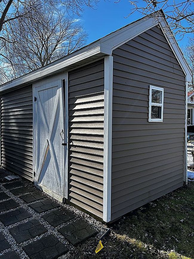 Image of 221 E Clinton St