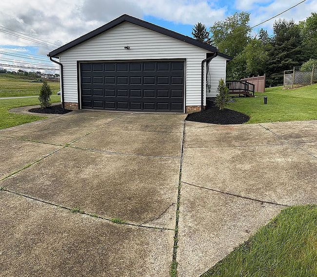 Photo of 794 September Dr, Uniontown, OH