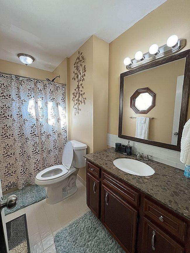 Image of 121 Pin Oak Ct