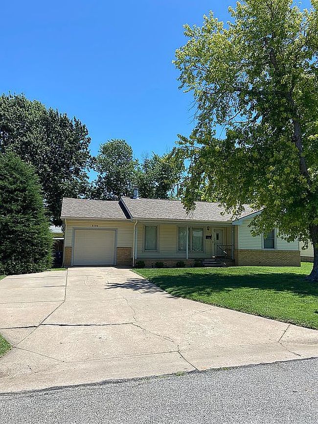 Photo of 2306 4th Ave, Dodge City, KS