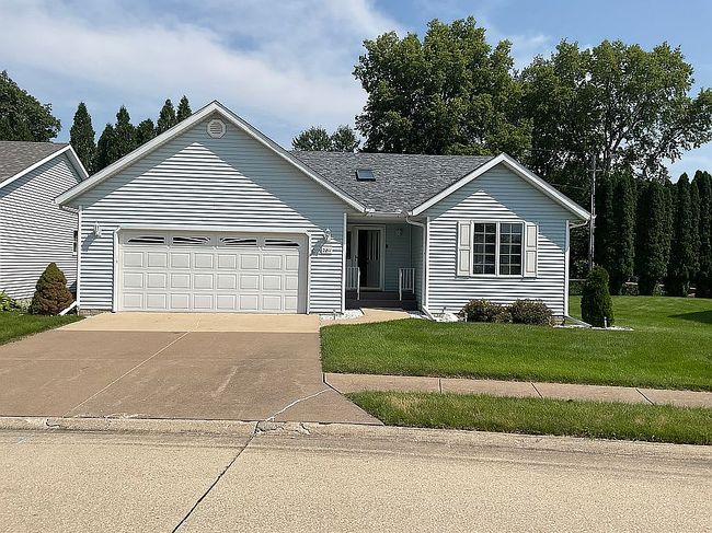 Photo of 2011 Villa Pines Cir, Carbon Cliff, IL
