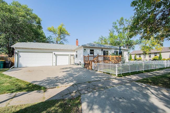 320 2nd St E, West Fargo, ND